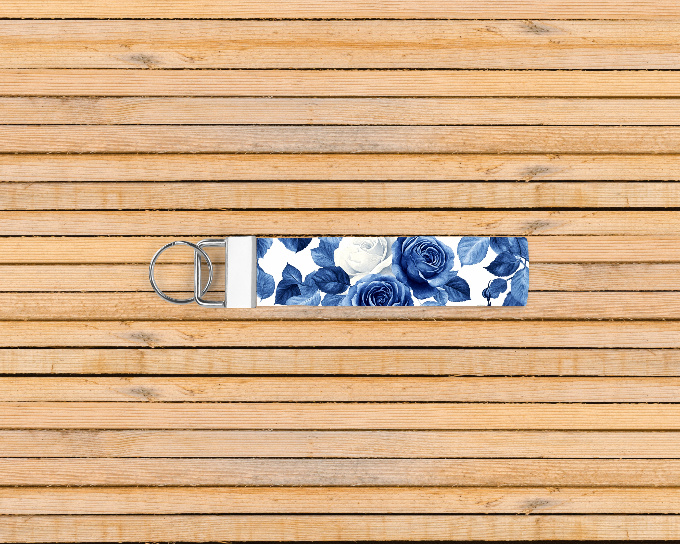 BLUE AND WHITE ROSE WRISTLET